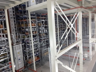 Après déstockage et dépalettisation (automatisés) les produits sont conduits par colis d'un poids maxi de 25 kg vers un magasin de préparation de commandes lui aussi entièrement automatisé, équipé de 26 transstockeurs. D'une capacité de 306 000 colis, ce magasin de 12 m de haut pour 47 m de long, compte 28 étages par allée ; chaque transstockeur pouvant traiter jusqu'à 260 colis par heure. 