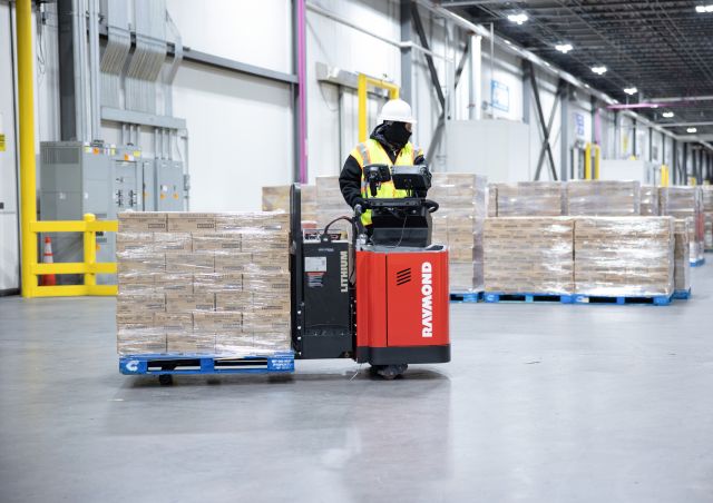 8910 End Rider Pallet Truck de Raymond
